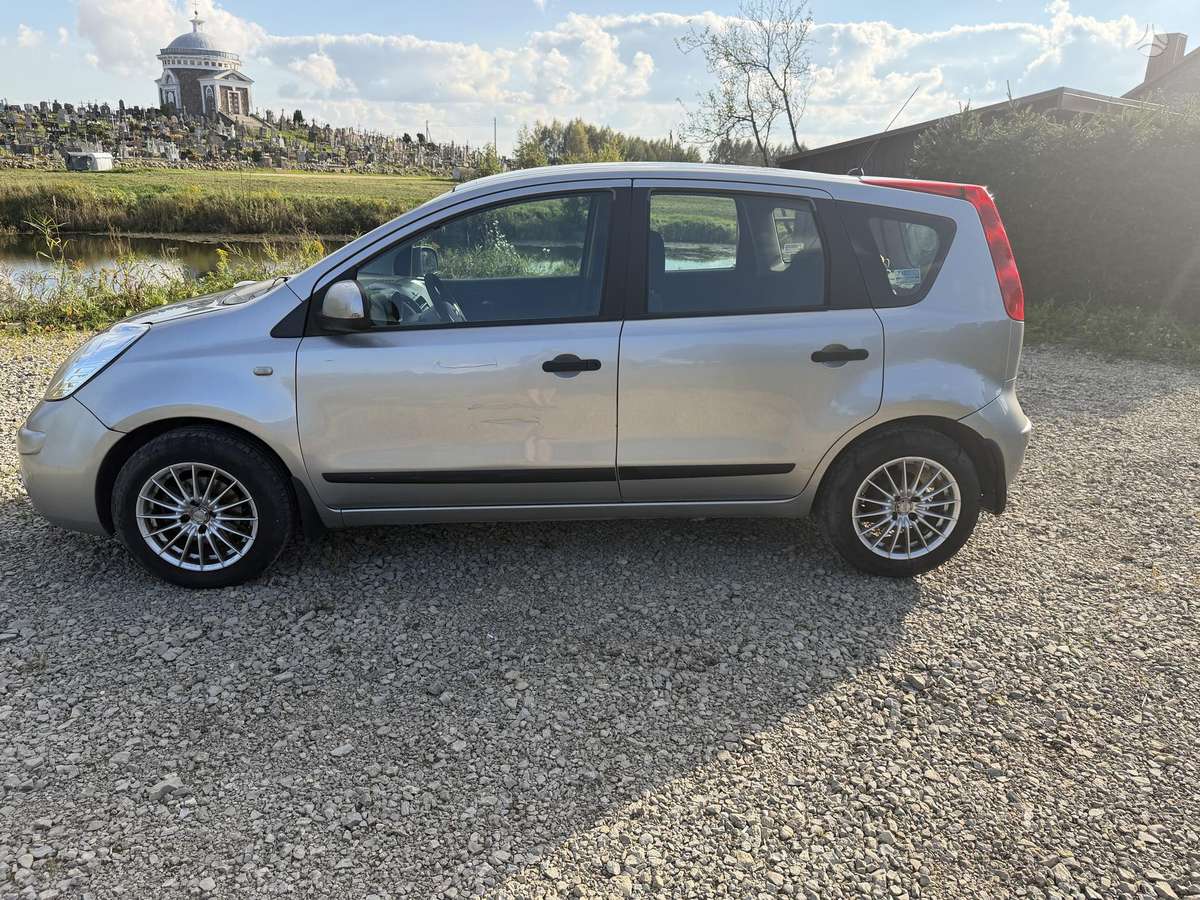 Nissan Note 2009 — салон