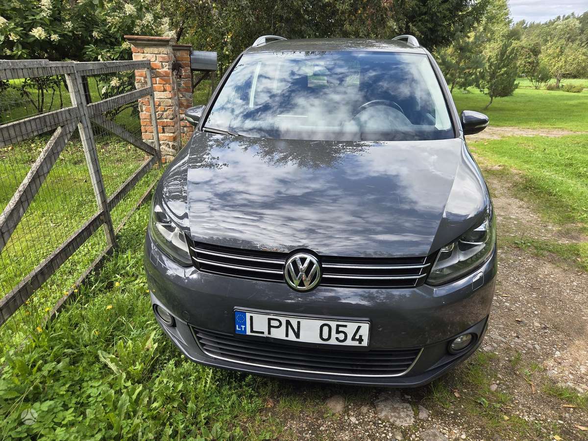 Volkswagen Touran 2015 — rear view