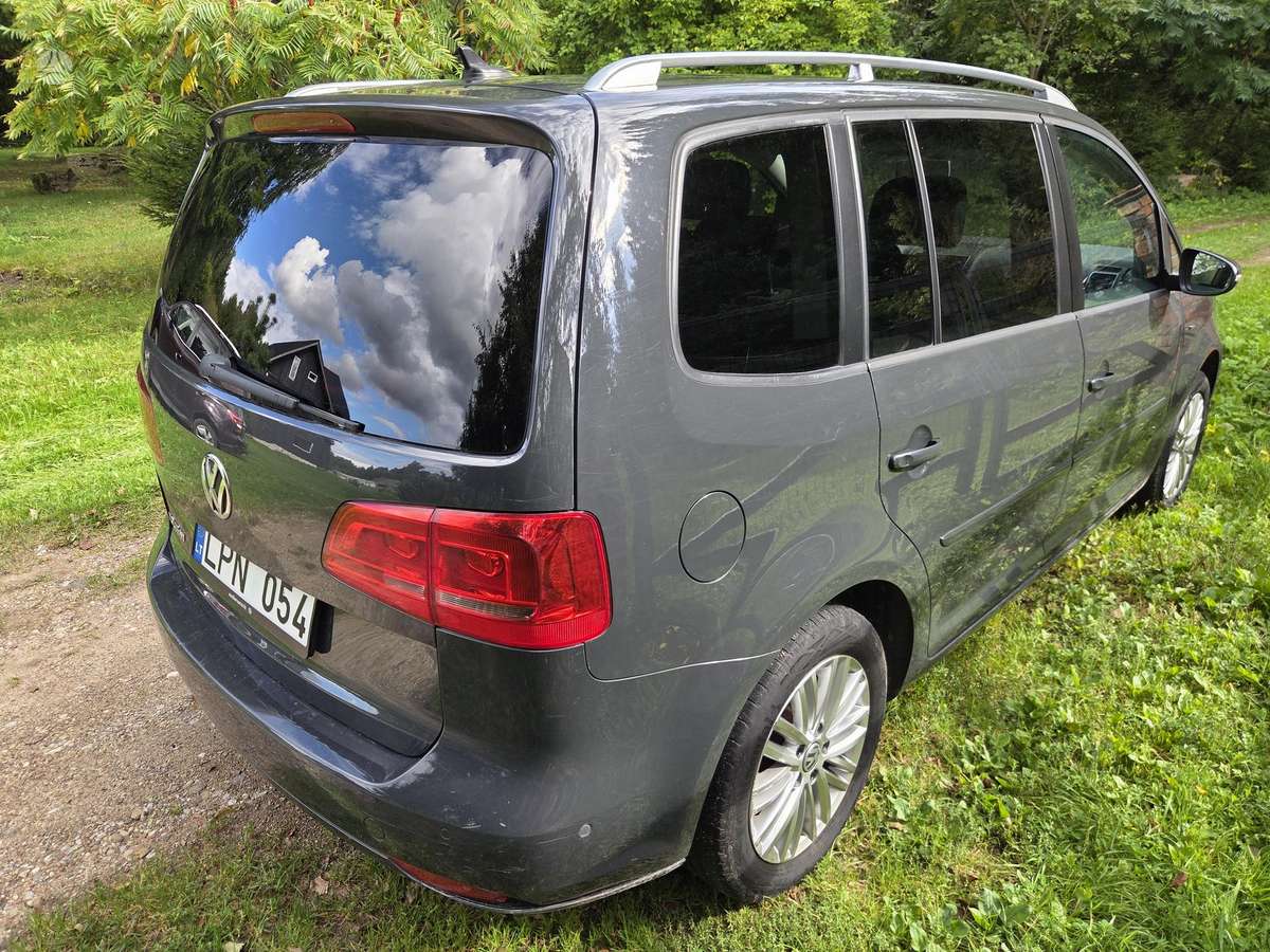 Volkswagen Touran 2015 — interior