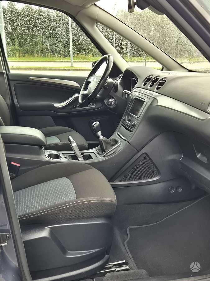 Ford Galaxy 2011 — photo 15
