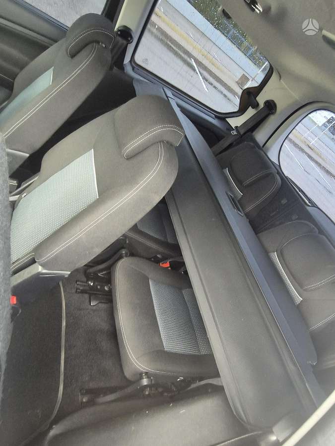 Ford Galaxy 2011 — photo 17
