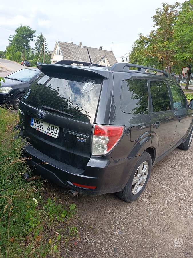 Subaru Forester 2010 — interior