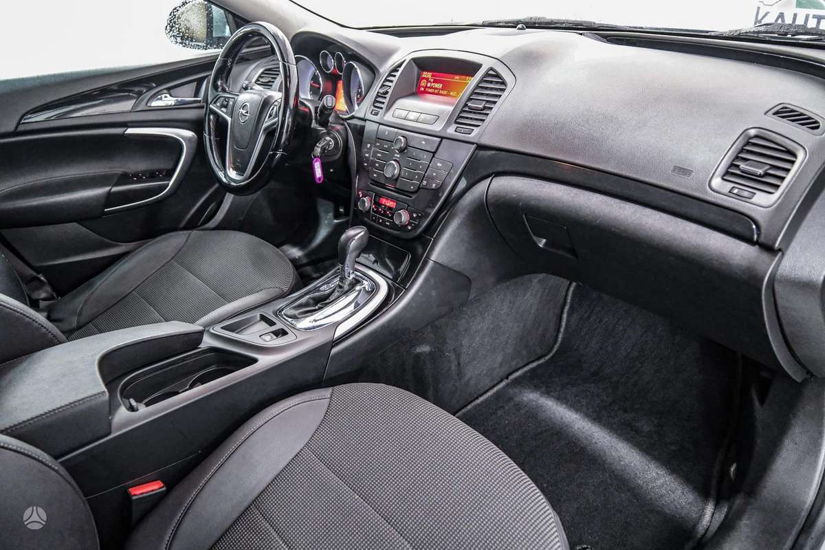 Opel Insignia 2010 — photo 11
