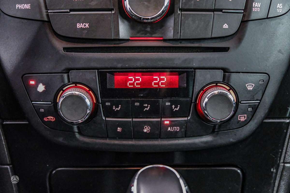 Opel Insignia 2010 — photo 21