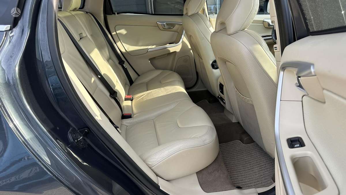 Volvo XC60 2009 — photo 13