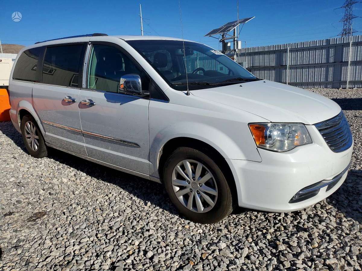 Chrysler Town 2015 — rear view
