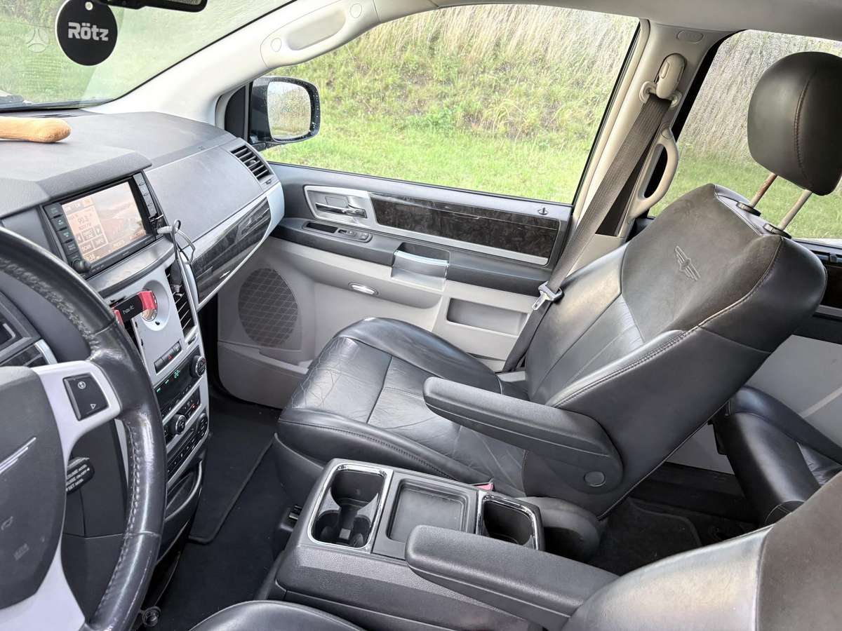 Chrysler Grand 2010 — photo 11