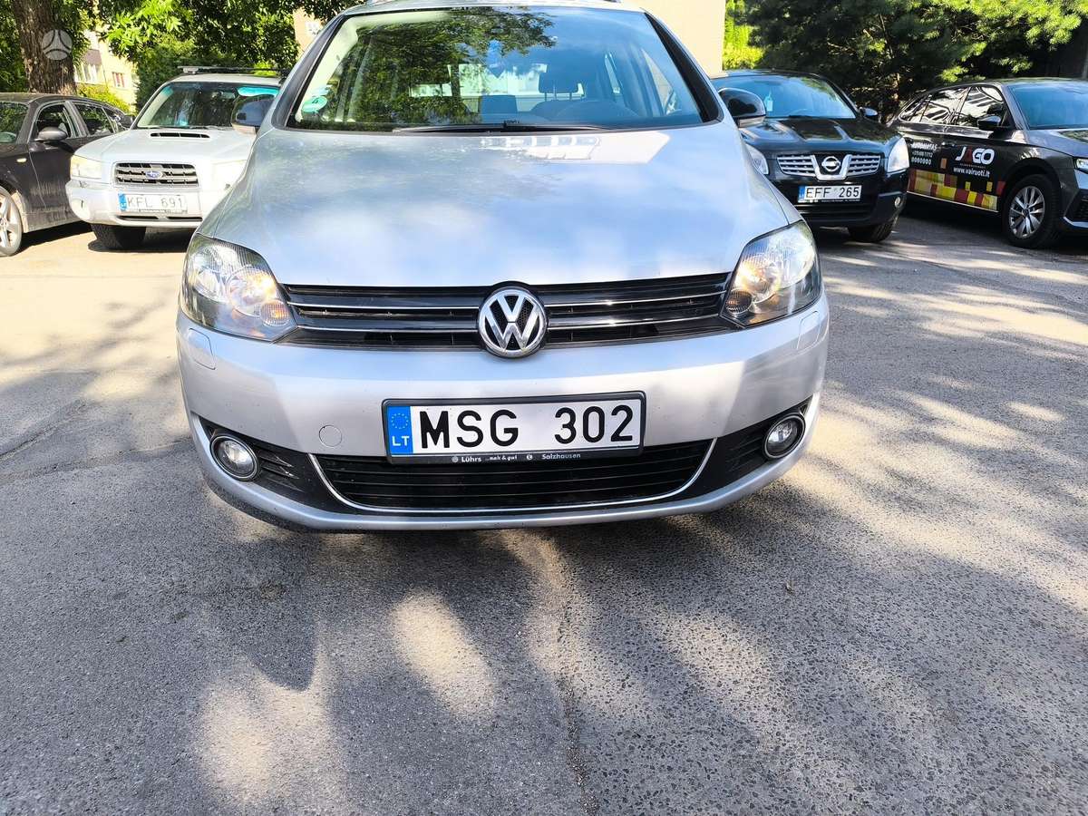 Volkswagen Golf 2011 — rear view