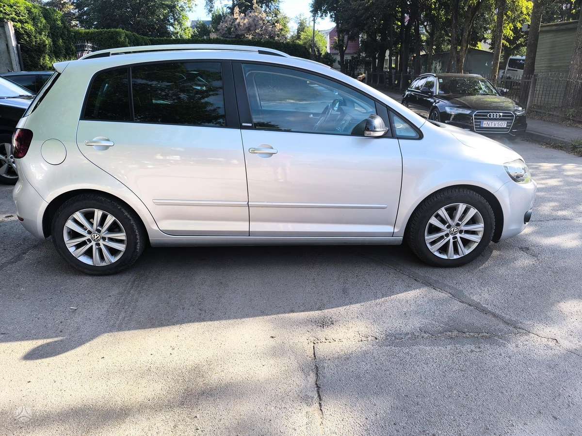 Volkswagen Golf 2011 — interior