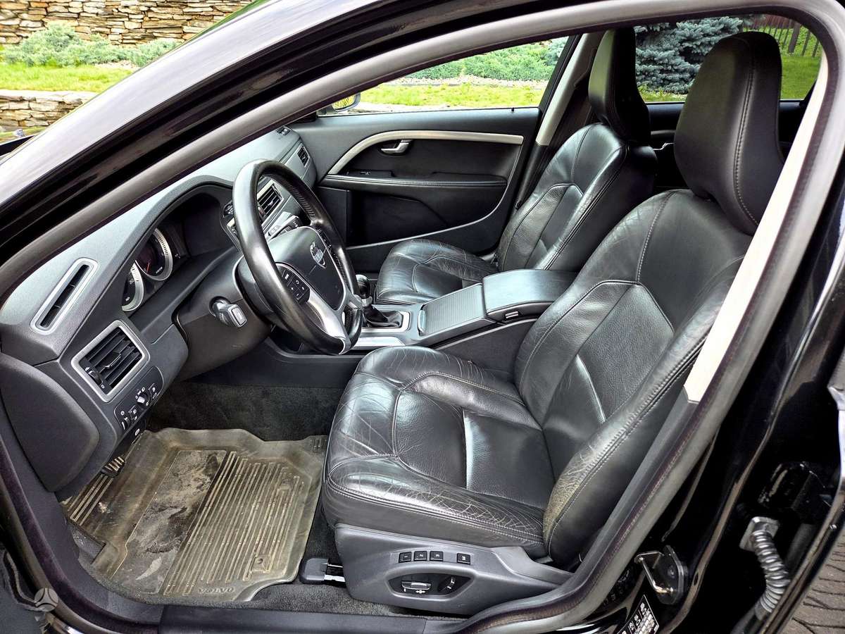 Volvo V70 2011 — photo 18