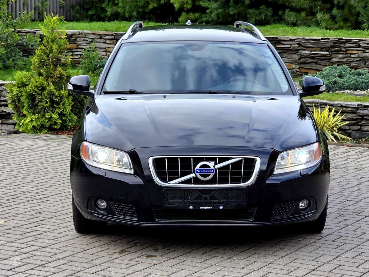 Volvo V70 2011 — rear view