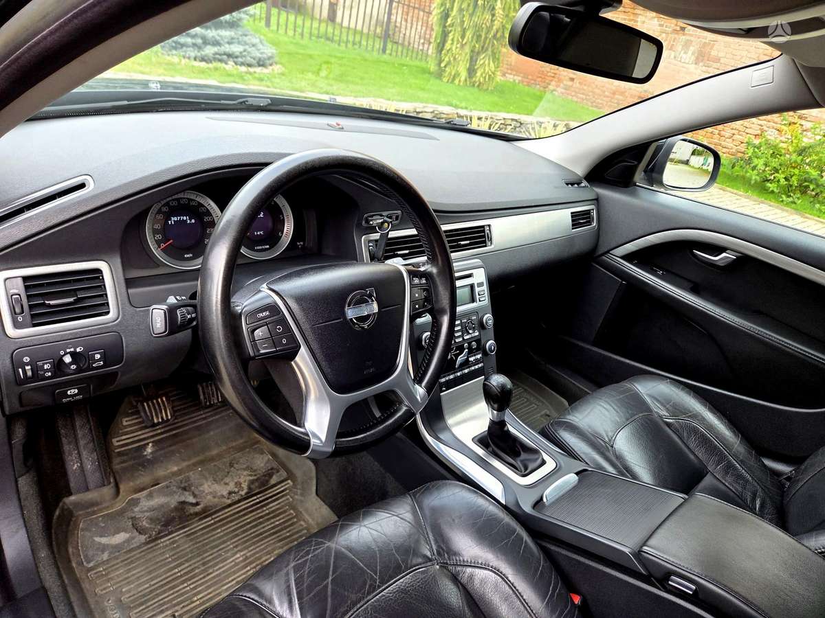 Volvo V70 2011 — photo 25