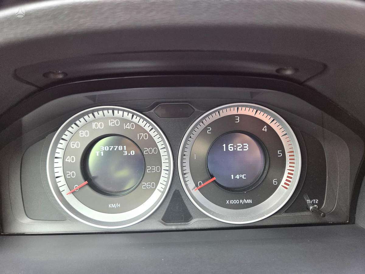Volvo V70 2011 — photo 27