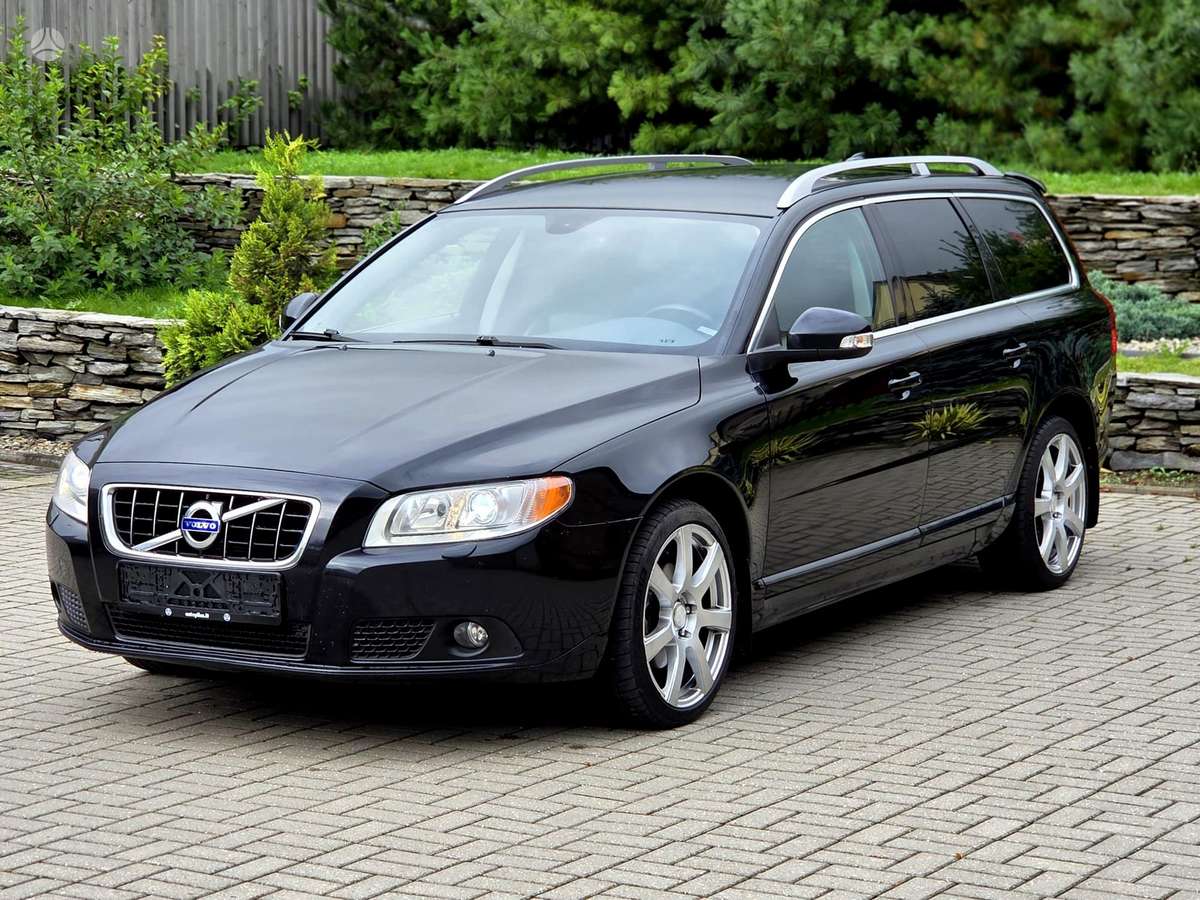 Volvo V70 2011 — interior