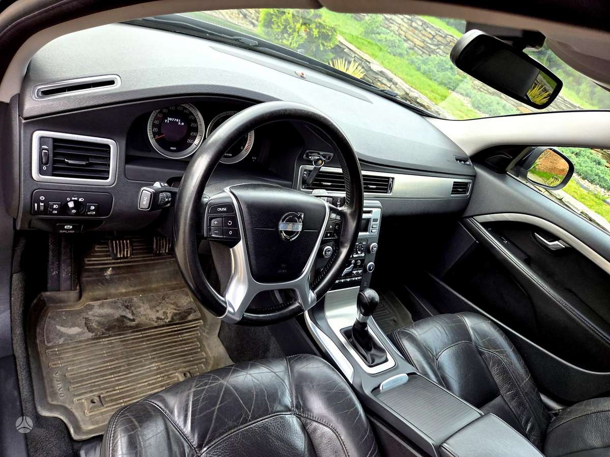 Volvo V70 2011 — photo 32