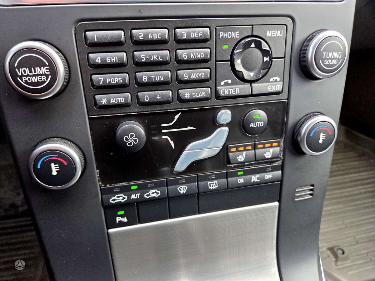 Volvo V70 2011 — photo 33