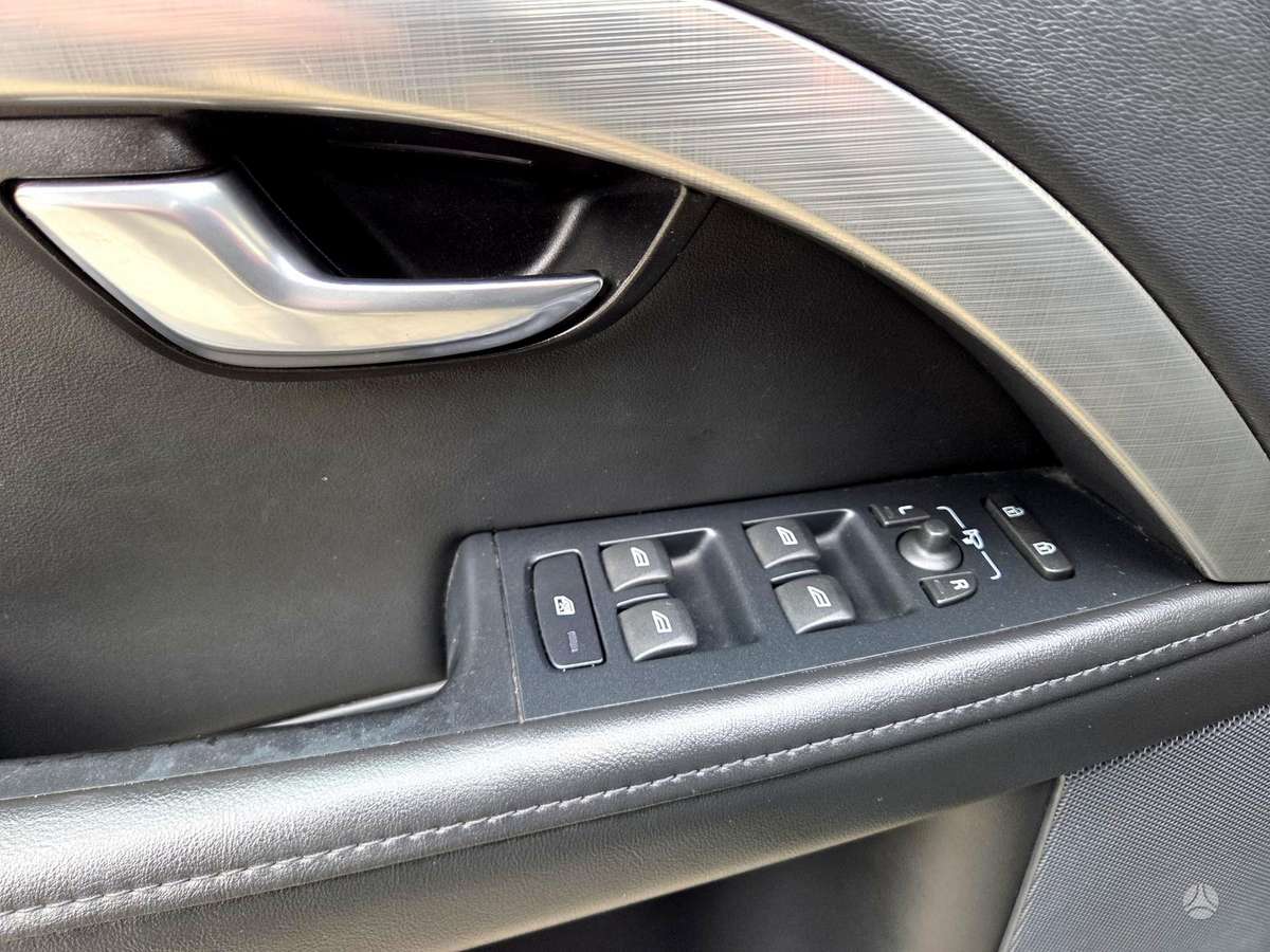 Volvo V70 2011 — photo 34