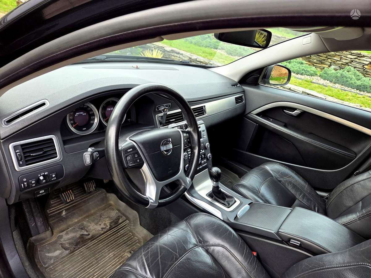 Volvo V70 2011 — photo 35