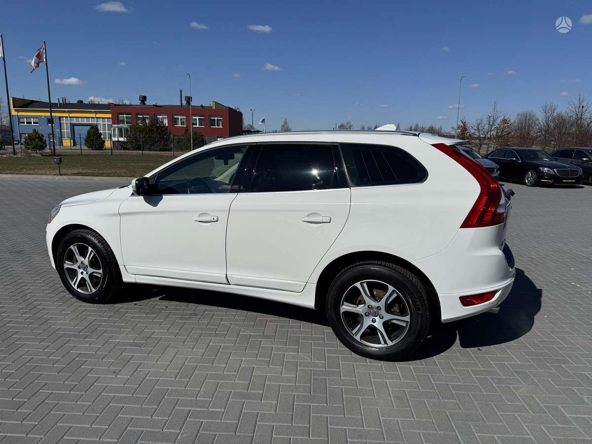 Volvo XC60 2010 — салон