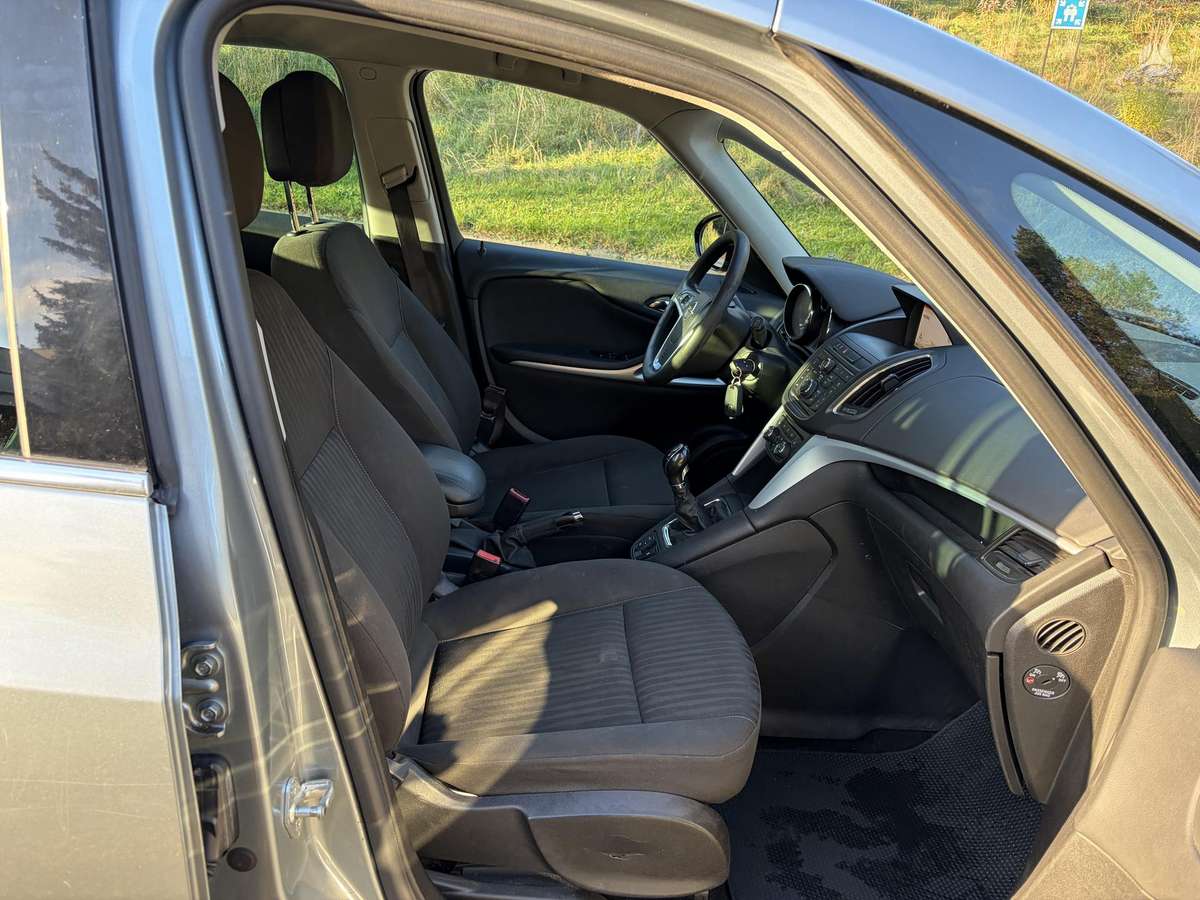 Opel Zafira 2014 — photo 10