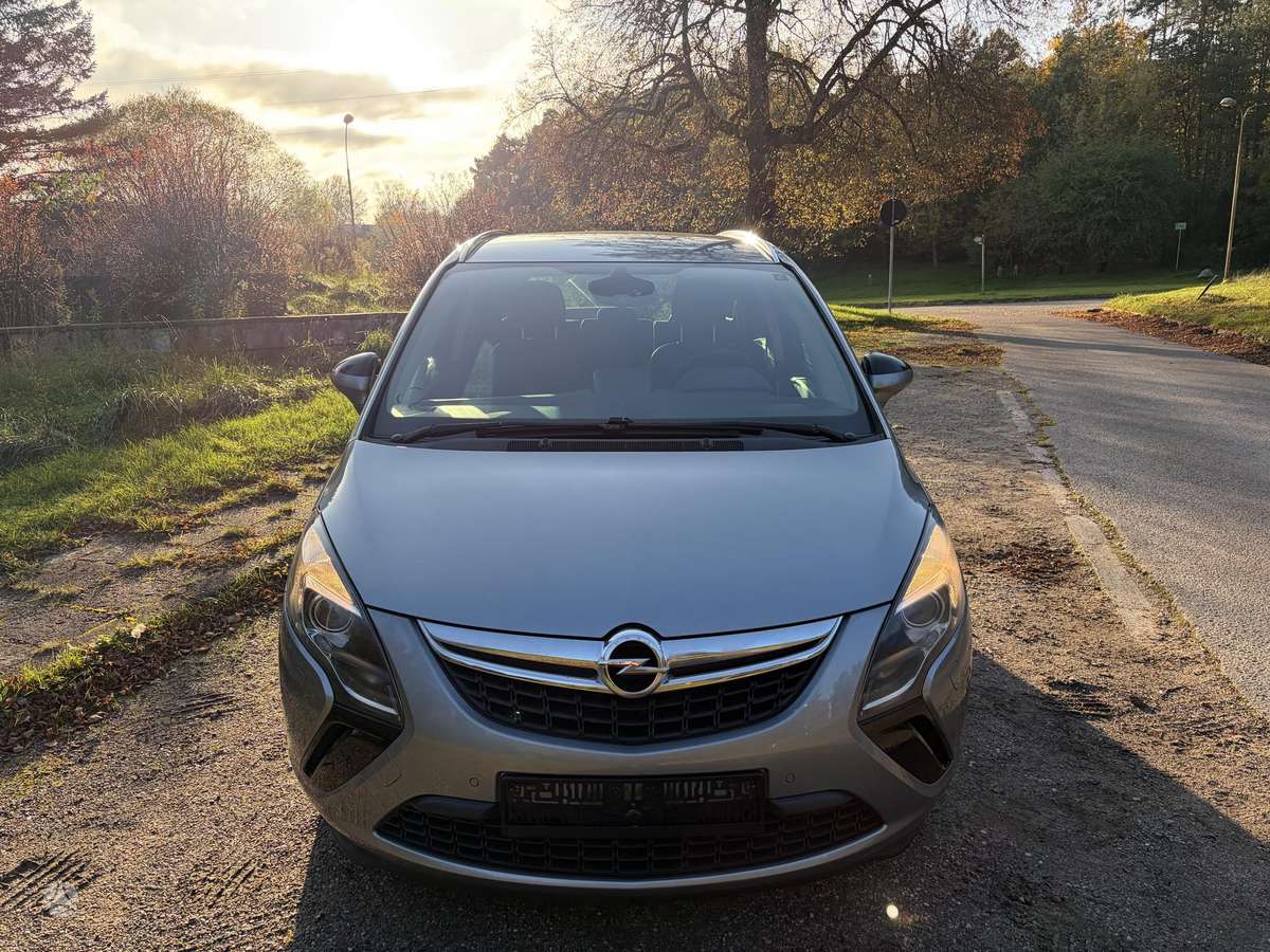 Opel Zafira 2014 — rear view