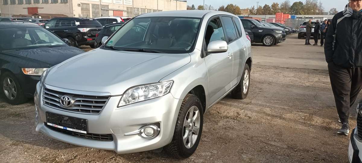 Toyota RAV4 2012 — салон