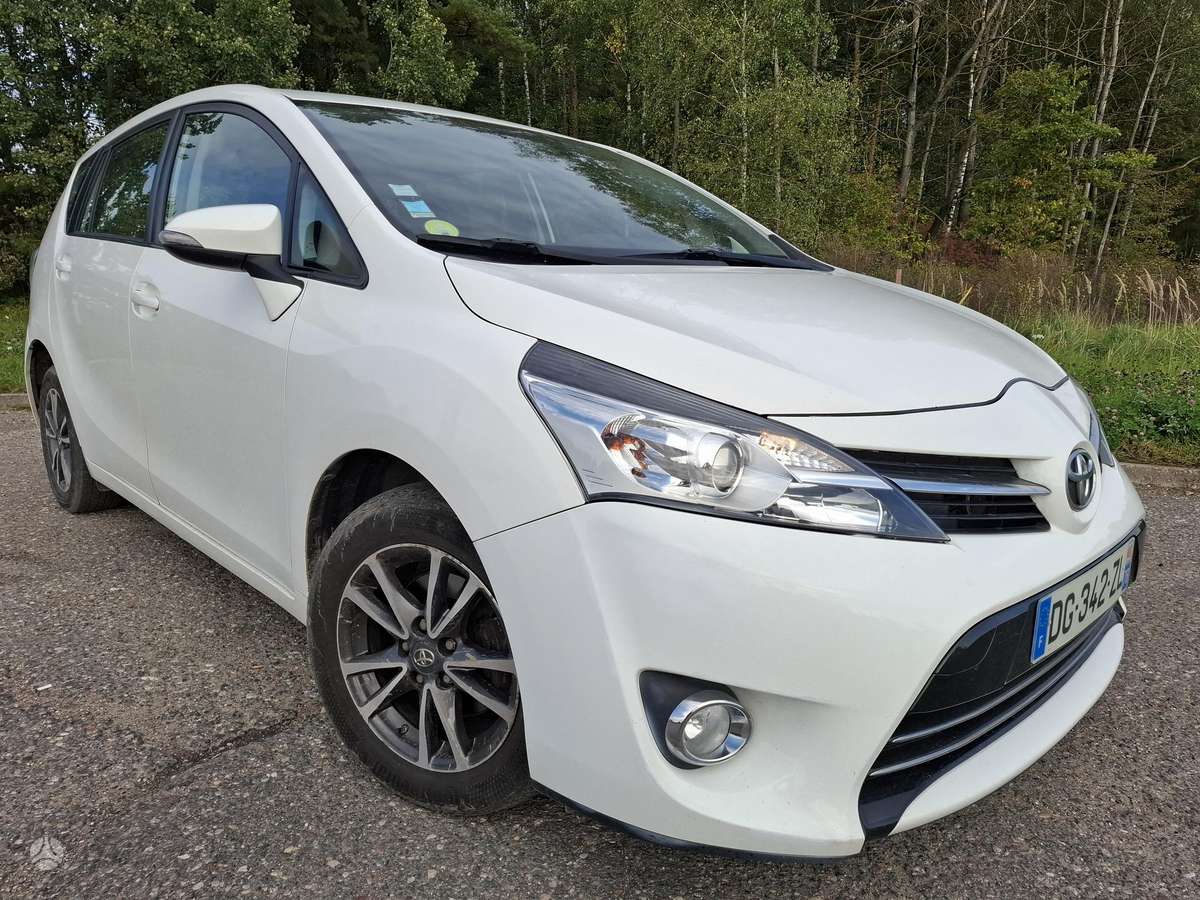 Toyota Verso 2014 — вигляд ззаду