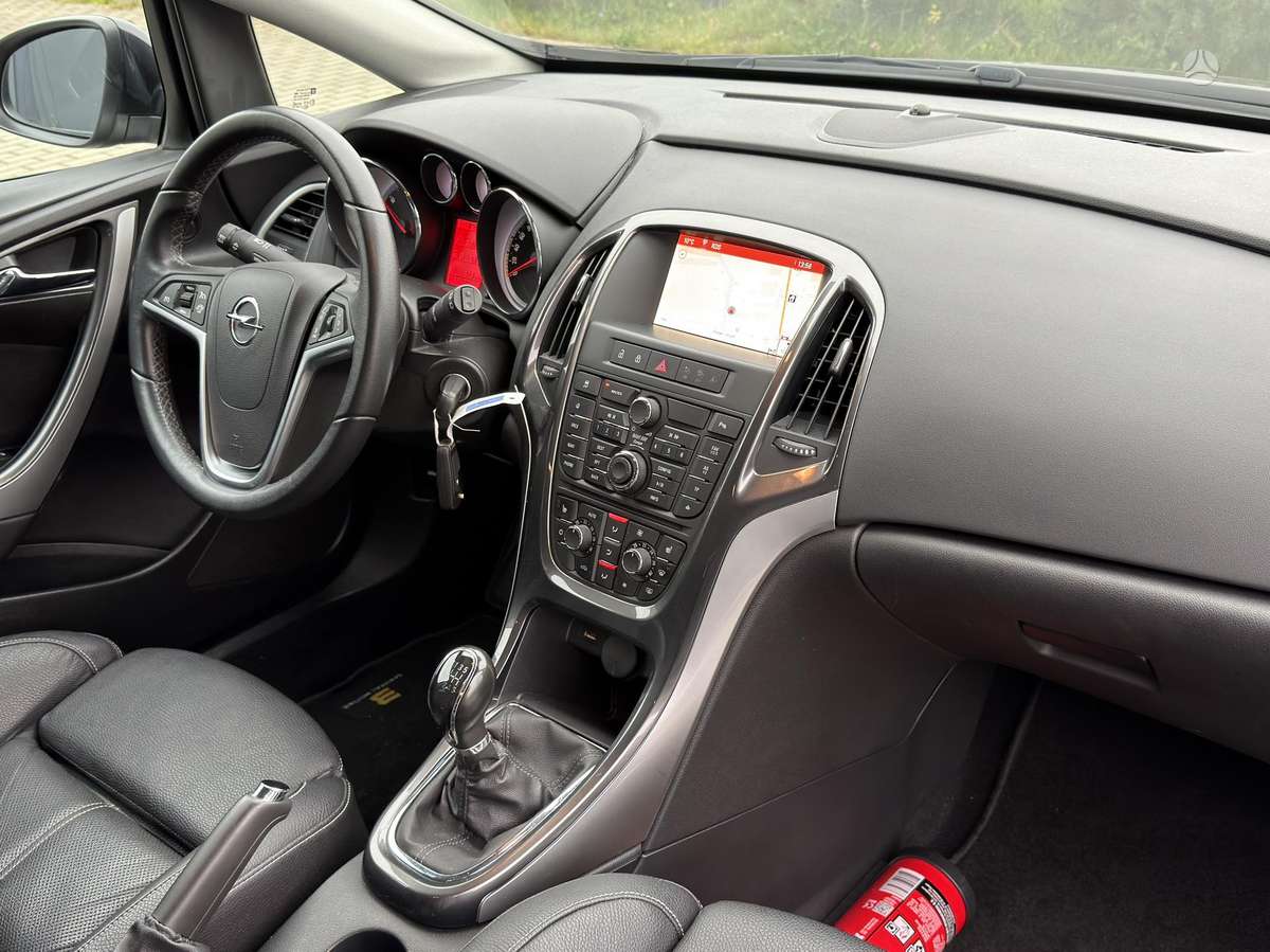 Opel Astra 2014 — фото 19