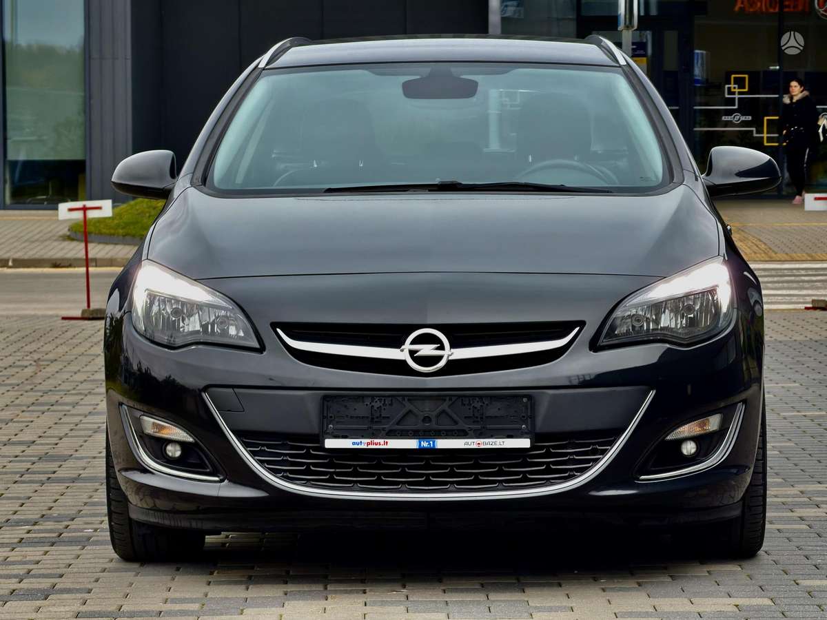 Opel Astra 2014 — вигляд ззаду