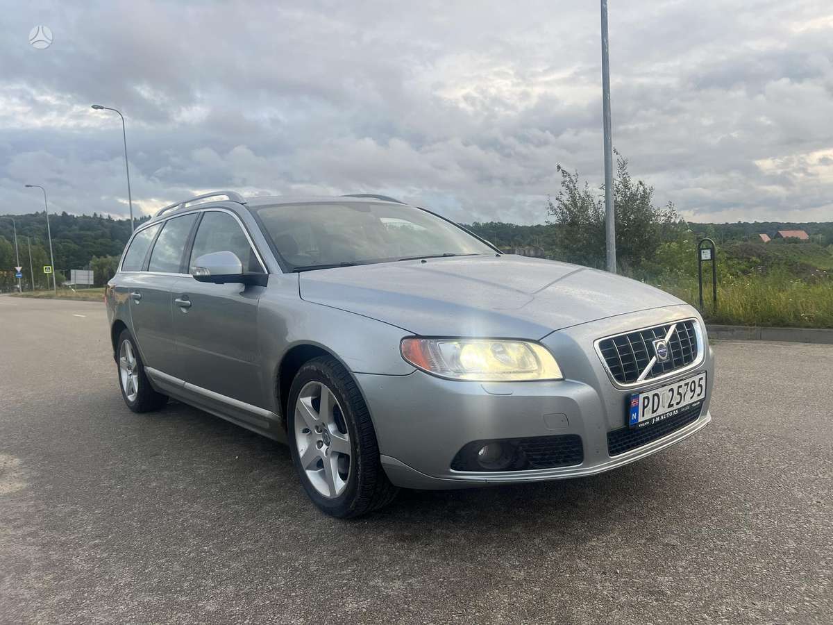 Volvo V70 2008 — rear view