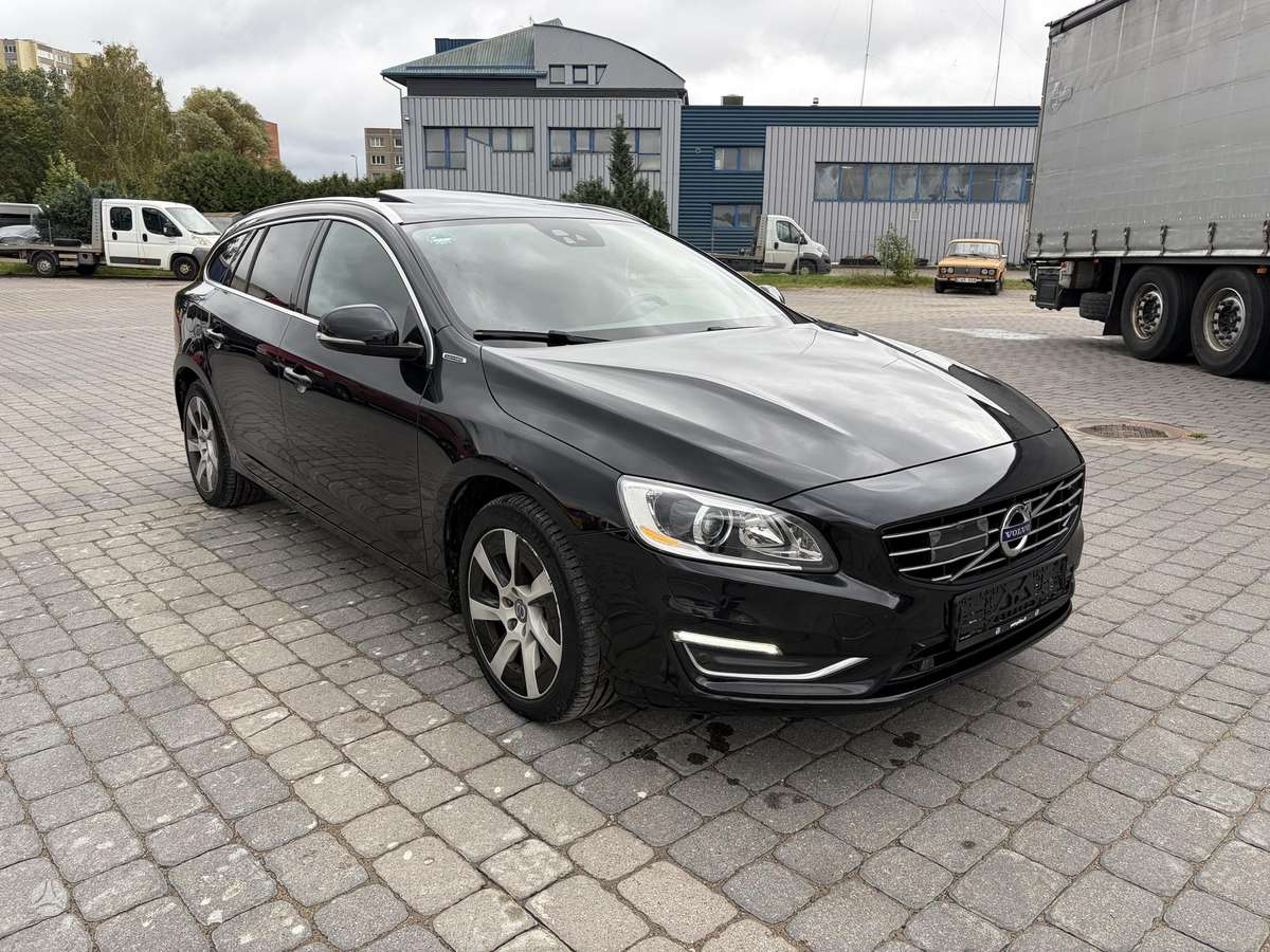 Volvo V60 2014 — двигун 2400 cm³, 215 HP (158kW)