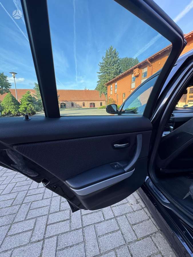 BMW 320 2011 — photo 18