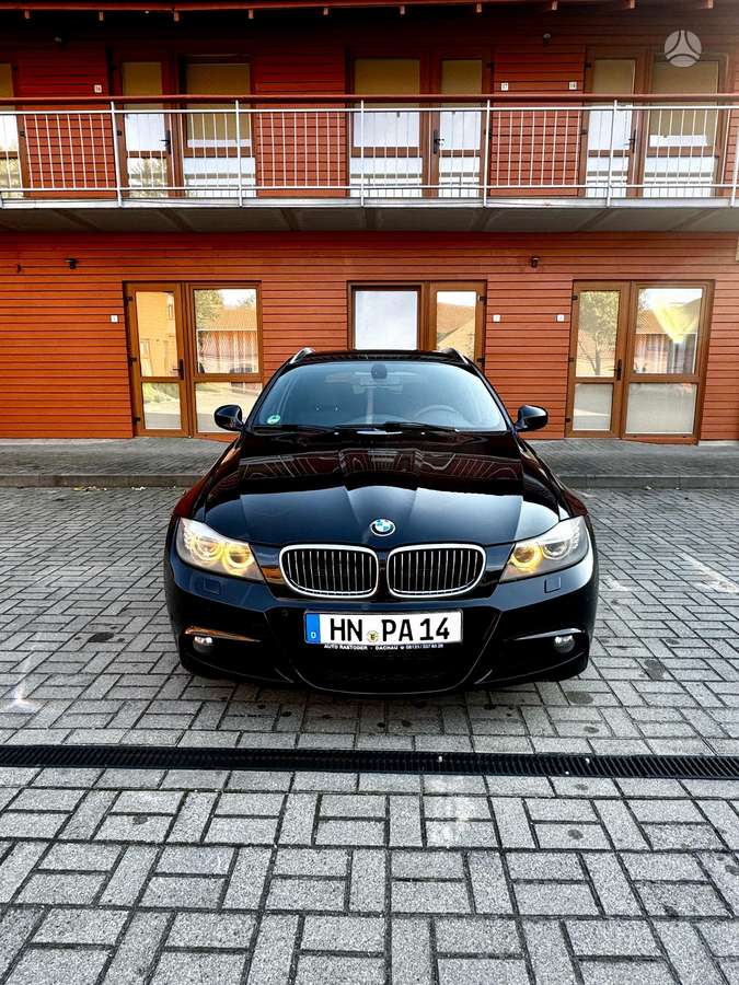BMW 320 2011 — rear view