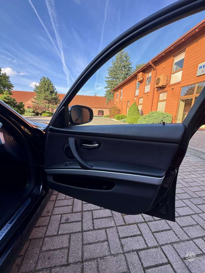 BMW 320 2011 — photo 22