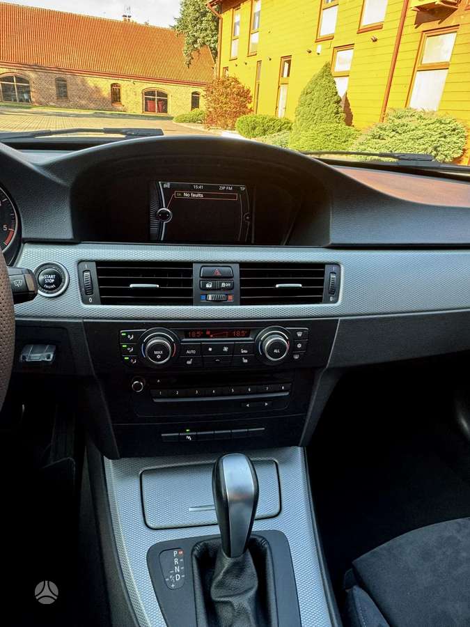 BMW 320 2011 — photo 28