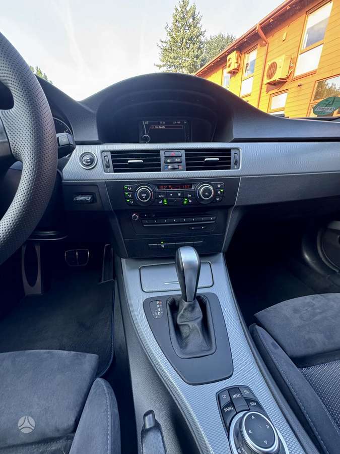 BMW 320 2011 — photo 29