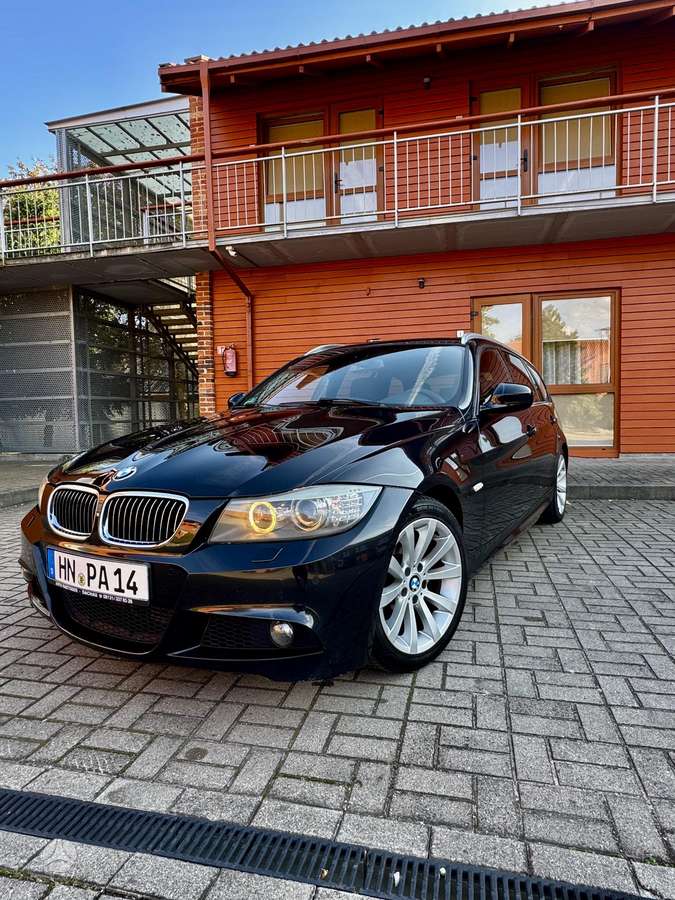 BMW 320 2011 — interior