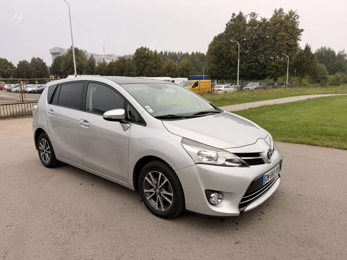 Toyota Verso 2015 — rear view