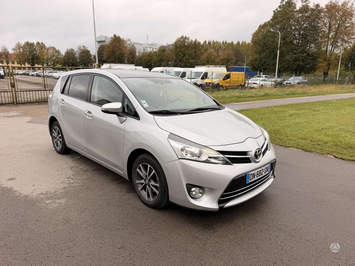 Toyota Verso 2015 — rear view