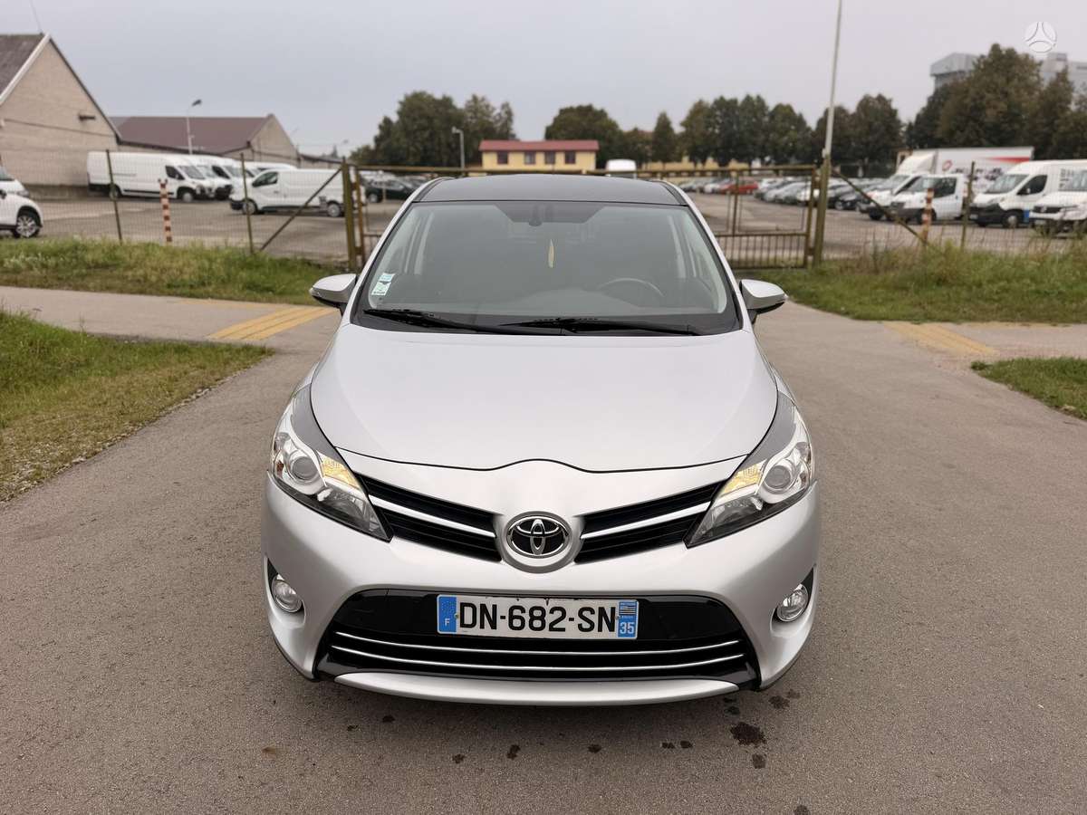 Toyota Verso 2015 — interior