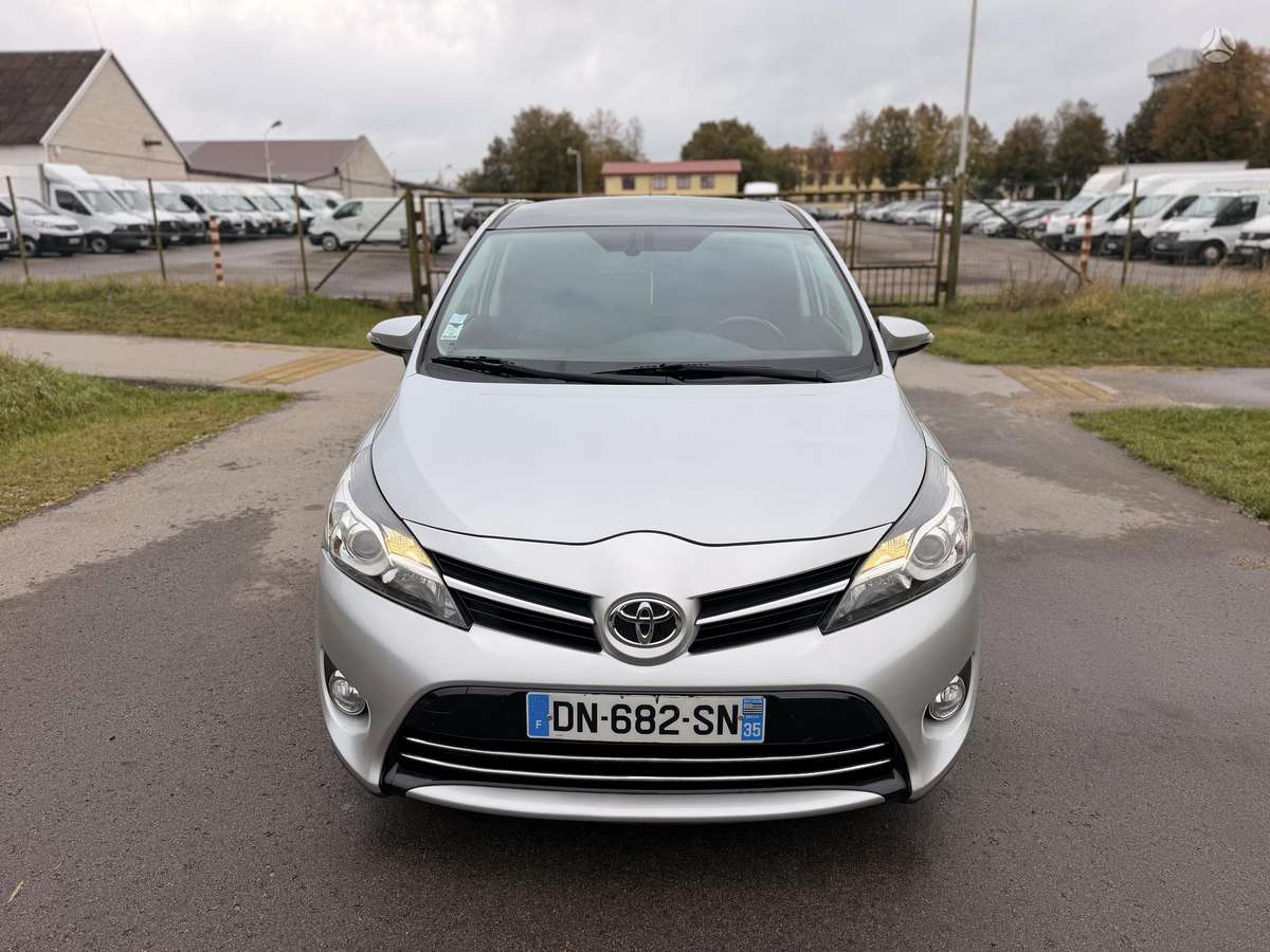 Toyota Verso 2015 — interior