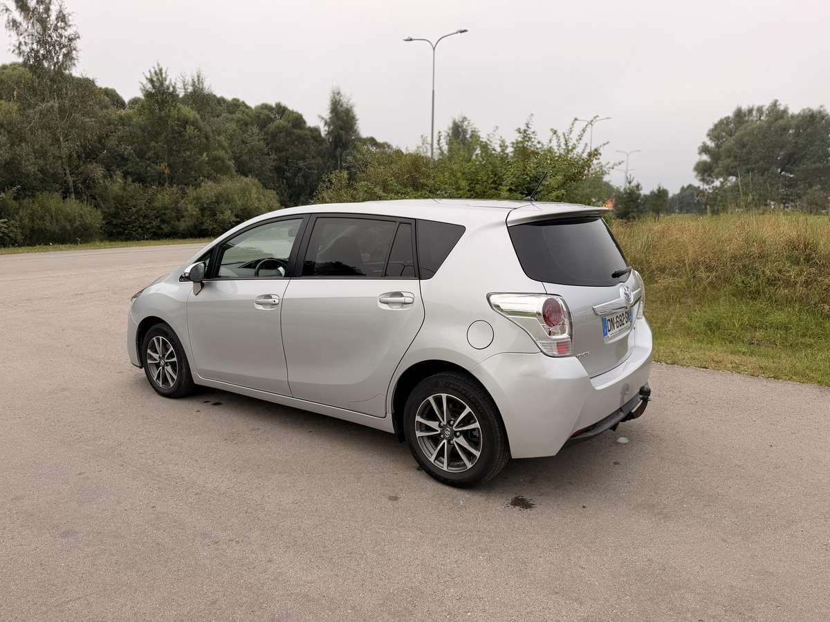 Toyota Verso 2015 — engine 1598 cm³, 111 HP (82kW)