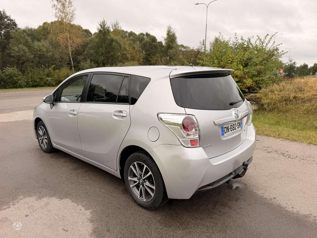 Toyota Verso 2015 — engine 1598 cm³, 111 HP (82kW)