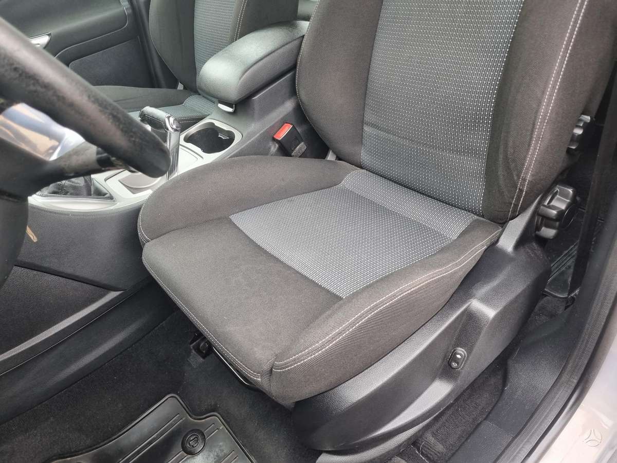 Ford S-MAX 2010 — photo 15
