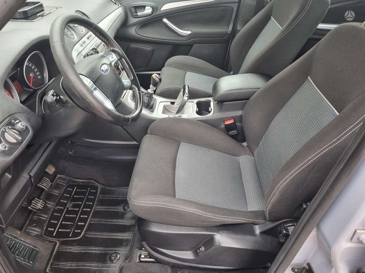 Ford S-MAX 2010 — photo 16