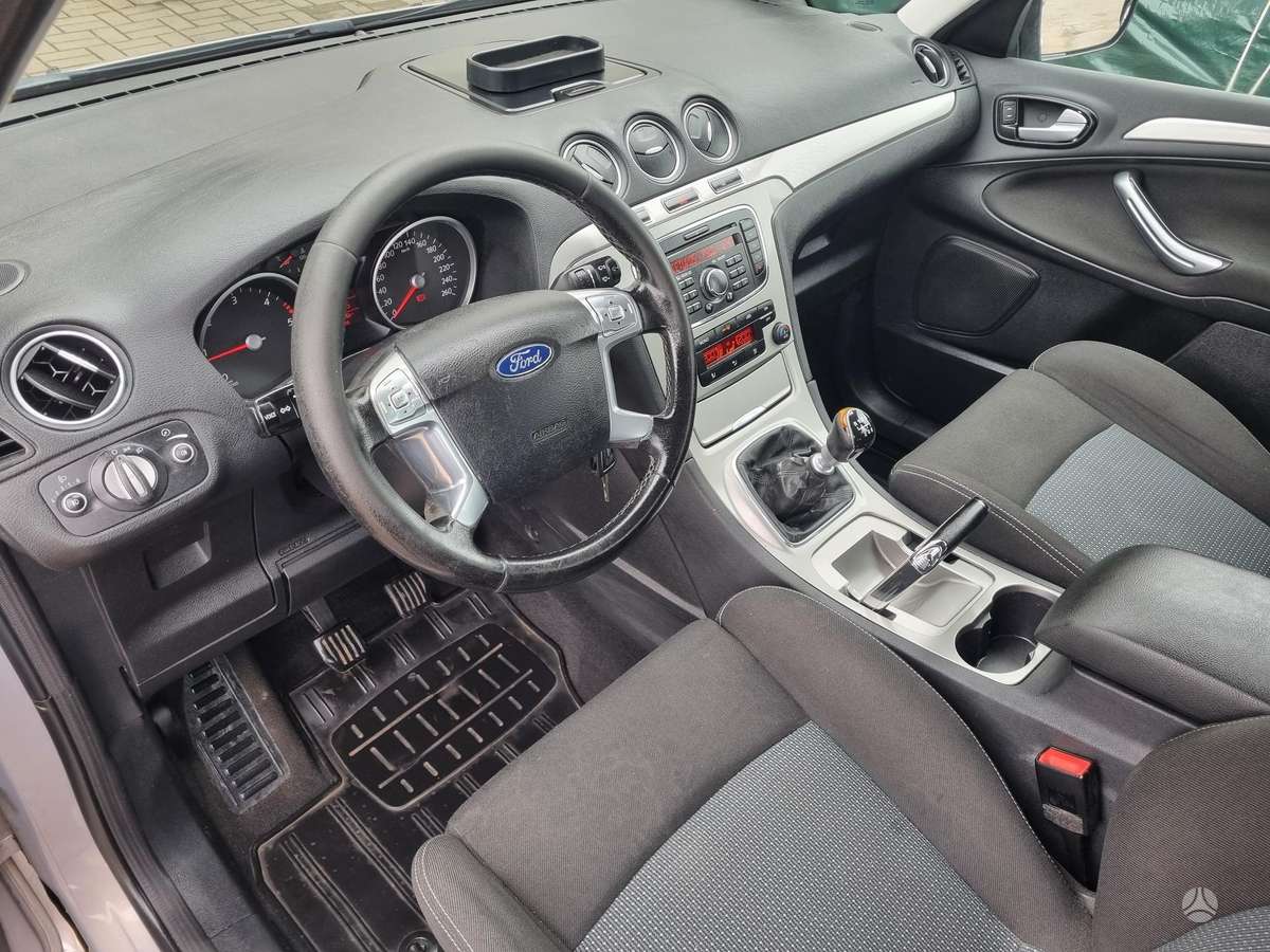 Ford S-MAX 2010 — photo 17