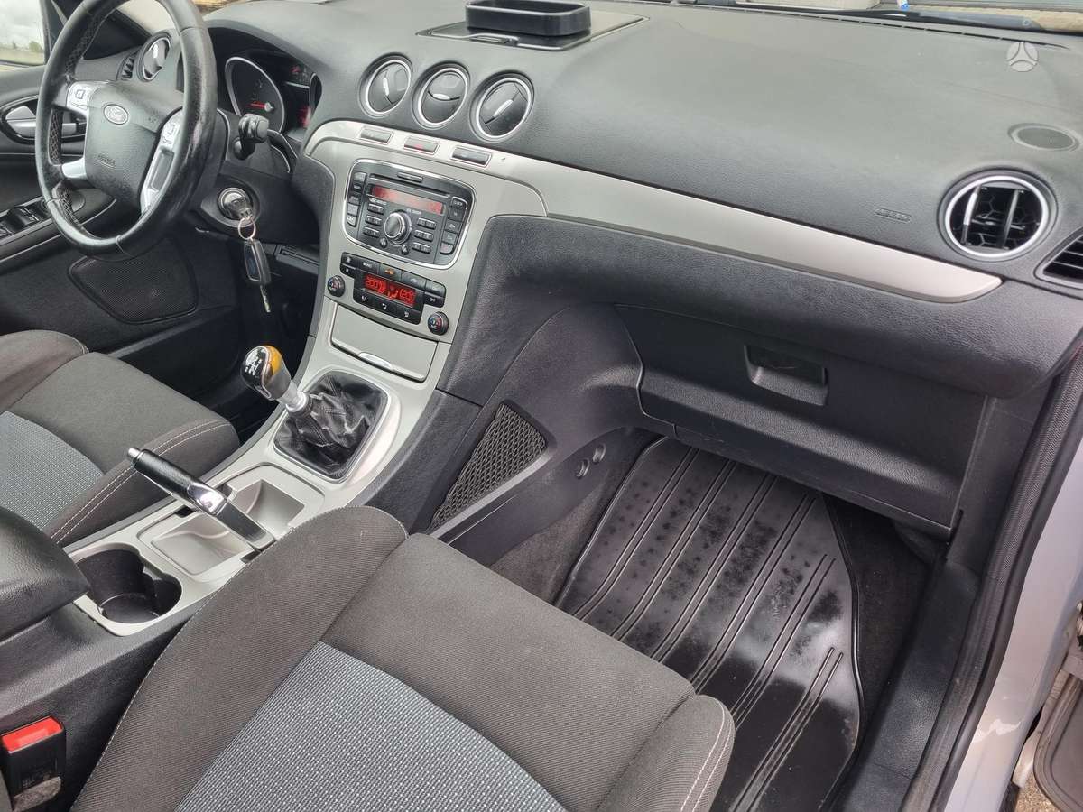 Ford S-MAX 2010 — photo 24