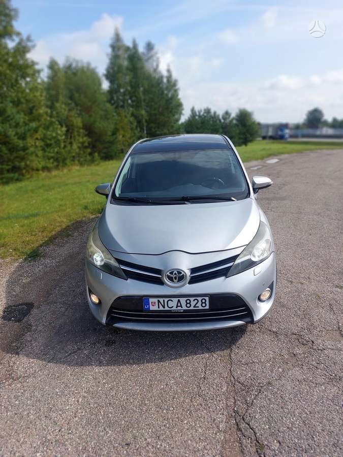 Toyota Verso 2014 — вигляд ззаду