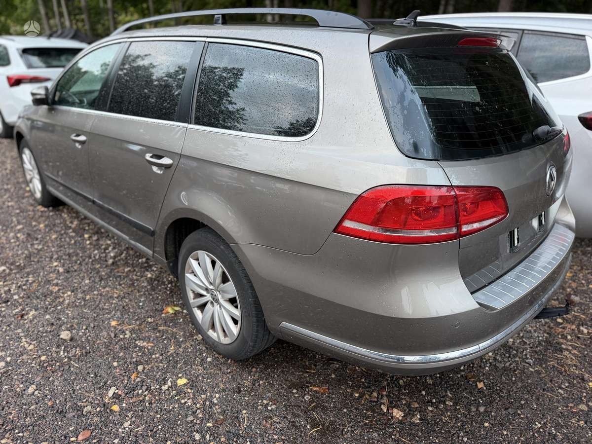 Volkswagen Passat 2011 — rear view