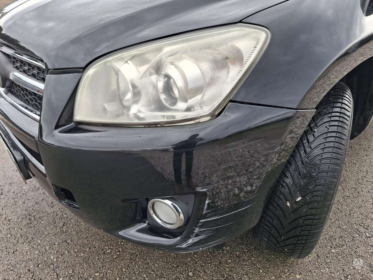 Toyota RAV4 2010 — салон